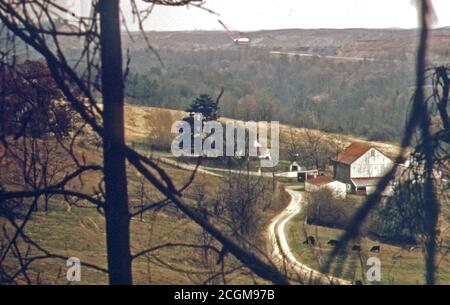 Das Ackerland wird bald durch die Ohio Power Company Schaufel im Hintergrund abgestreift werden, an der Route 146. 10/1973 - Freeland, Muskingum County, Ohio Stockfoto