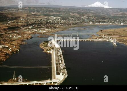 The Dalles Dam auf dem Columbia River. Im Hintergrund ist der Mt Hood, 11,235 ft. Höhe, ist der höchste Punkt in Oregon 06/1973 Stockfoto