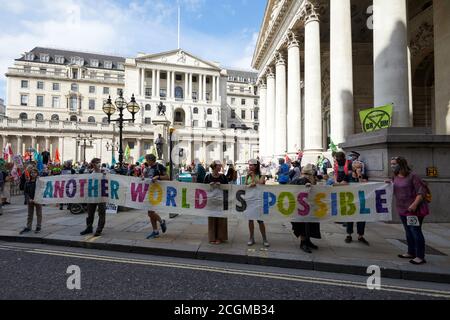 London, Großbritannien. - 10. September 2020: Unterstützer des Extinction Rebellion halten vor der Bank of England ein Banner, bevor sie zum Parliament Square marschieren. Stockfoto