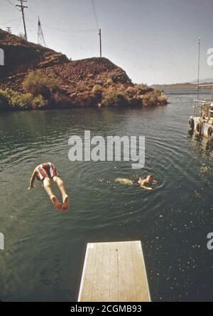 Schwimmen im Lake Havasu, Mai 1972 Stockfoto