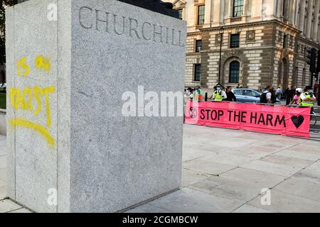 London, Großbritannien. - 10. September 2020: Der Sockel der Statue von Winston Churchill, verunreinigt während eines Aussterbens Rebellion Protest auf dem Parliament Square.
