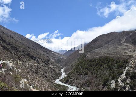 Ein faszinierender Blick auf die Salzterrassen in Maras, Peru berühmt. Diese Salzteiche in Südamerika wurden von AD200 bis AD900 von der Chanapata-Kultur erbaut Stockfoto
