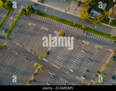 Obere Luftaufnahme des Autos auf dem Parkplatz In der Nähe des Einkaufszentrums in den USA Stockfoto