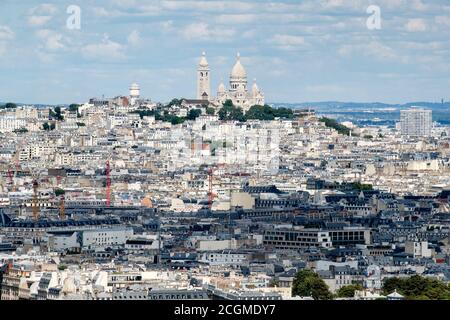 Luftaufnahme des Zentrums von Paris und des Montmartre-Hügels inklusive Die Basilika Sacre Coeur Stockfoto