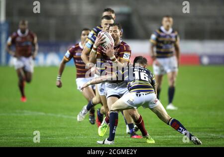 Huddersfield Giants' Aidan Sezer wird von Richie Myler von Leeds Rhinos während des Betfred Super League-Spiels im Totally Wicked Stadium, St. Helens, angegangen. Stockfoto