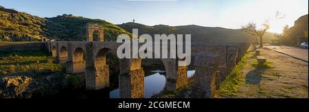 Die Alcantara-Brücke in Alcantara, Spanien Stockfoto