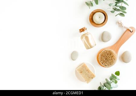 Spa-Hintergrund. Natürliche, Bio-Spa-Kosmetikprodukte, umweltfreundliche Badzubehör, Eukalyptusblätter. Hautpflegekonzept auf weißem Hintergrund. Stockfoto