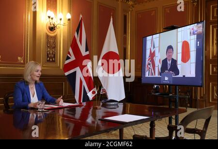 (200911) -- LONDON, 11. September 2020 (Xinhua) -- die britische Außenhandelsministerin Liz Truss (L) hält am 11. September 2020 eine Videokonferenz mit Japans Außenminister Toshimitsu Motegi (auf dem Bildschirm) in London, Großbritannien, ab. Großbritannien und Japan haben sich am Freitag ein Freihandelsabkommen gesichert, das nach dem Brexit das erste große Handelsabkommen Großbritanniens als unabhängige Handelsnation ist, teilte die britische Regierung am Freitag mit. (Andrew Parsons/No 10 Downing Street/Handout via Xinhua) Stockfoto