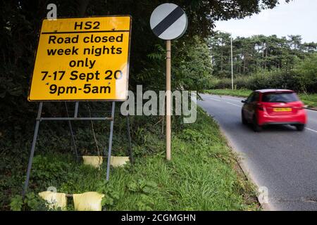 Denham, Großbritannien. September 2020. Ein Auto fährt an einem Schild vorbei, auf dem Straßensperrungen für die Hochgeschwindigkeitsstrecke HS2 im Colne Valley angegeben sind. Für das HS2-Projekt im Colne Valley wurden bereits viele tausend Bäume gefällt und in Denham Green, Denham und Harefield findet derzeit der Baumschlag statt. Kredit: Mark Kerrison/Alamy Live Nachrichten Stockfoto