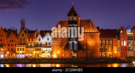 Alter Hafenkran und Stadttor Suraw in der Altstadt von Danzig bei Nacht, Polen Stockfoto