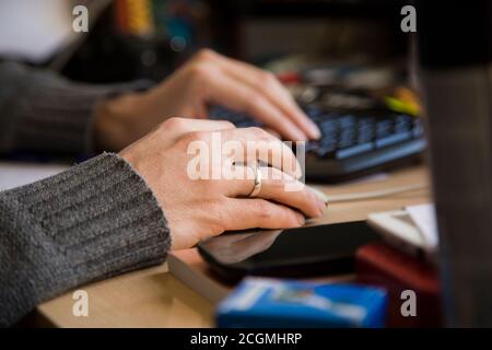 Frau Hände berühren Maus und Tastatur auf dem Tisch Stockfoto