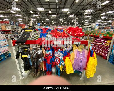 Orlando, FL/USA - 28. August 20: Eine Ausstellung von Halloween Kostümen für Kinder in einem Sam's Club in Orlando, Florida Stockfoto