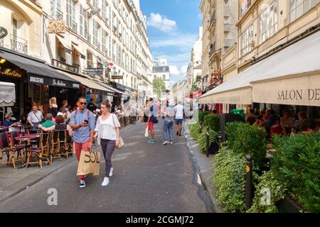 Kleine Straße im Quartier Latin in Paris mit Bistros Und Restaurants Stockfoto