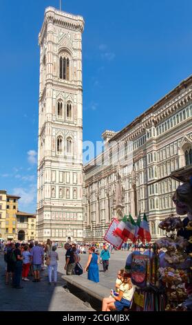 Touristen und Einheimische auf der Piazza del Duomo in Florenz mit Blick auf den Campanile von Giotto Stockfoto