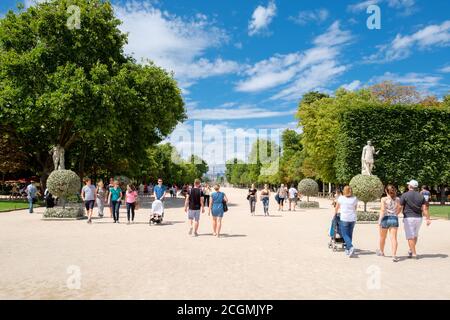 Pariser genießen den Sommer im Tuileries Garden in Paris Stockfoto