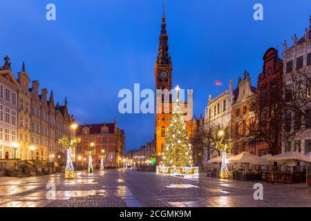 Weihnachtsbaum und Beleuchtung auf lange Marktstraße und Rathaus bei Nacht in der Altstadt von Danzig, Polen Stockfoto