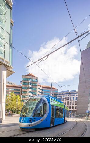 West Midlands Metro, die zwischen Birmingham und Wolverhampton in der Nähe von Snow Hill und Bull St, Birmingham, England, Großbritannien, verkehrt Stockfoto