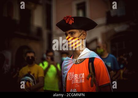 Barcelona, Spanien. September 2020. Ein katalanischer Aktivist grüßt vor dem "Fosser de Moreres"-Denkmal am "Diada" (katalanischer Nationalfeiertag) in Barcelona. Aufgrund der Corona-Krise ist die Teilnahme an der Diada in diesem Jahr viel geringer, um die Ausbreitung des Virus zu verhindern. Quelle: Matthias Oesterle/Alamy Live News Stockfoto