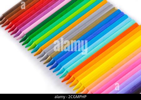 Bunte Anordnung von Wachsmalstiften Stockfoto