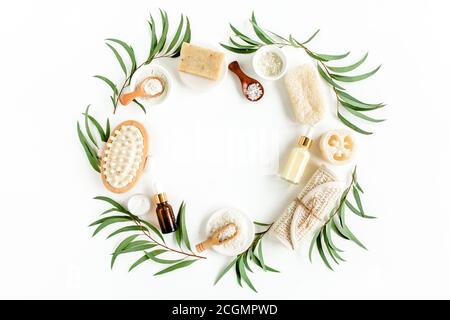Spa-Konzept mit Eukalyptusöl und Eukalyptusblatt-Extrakt natürliche Bio-Spa-Kosmetik-Produkte umweltfreundliche Bad-Accessoires.Hautpflege-Konzept Stockfoto