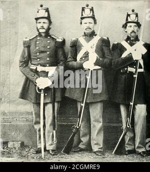 . Die fotografische Geschichte des Bürgerkriegs : Tausende von Szenen fotografiert 1861-65, mit Text von vielen Sonderbehörden . MARINEINFANTERISTEN AUF DEM WERFT DER WASHINGTON NAVY [E-5]. AMPHIBISCHE SOLDATEN – 1865 Dieses eindrucksvolle Bild iif ein offiaer und fünf Priaten im United States Marine Corps zeigt die iinahty von tlie men wlio maiie upthat liighly important l)rancli von tlie Service. Das United States Marine Corps wurde am 11. Juli von Act of Congress estal&gt;hshed. 1T9S, als Ergänzung zu TLie präsentieren militärische Einrichtung. Am 30,18. Juni;U wurde ein weiteres Gesetz für seine bessere Organisation verabschiedet. Themarines We Stockfoto