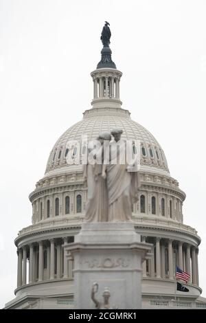 Washington, USA. September 2020. Eine US-Nationalflagge fliegt am Halbmast auf dem Capitol Hill zum Gedenken an den 19. Jahrestag der Anschläge von 9/11 in Washington, DC, USA, am 11. September 2020. Am Freitag gedachten die Menschen des 19. Jahrestages der Anschläge von 9/11, bei denen fast 3,000 Menschen getötet oder vermisst wurden und die größten Terroranschläge auf US-Boden in der Geschichte waren. Quelle: Liu Jie/Xinhua/Alamy Live News Stockfoto