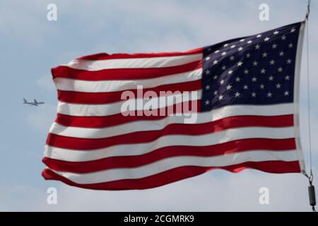 Washington, USA. September 2020. Eine US-Nationalflagge fliegt am Halbmast am Washington Monument zum Gedenken an den 19. Jahrestag der Anschläge von 9/11 in Washington, DC, USA, am 11. September 2020. Am Freitag gedachten die Menschen des 19. Jahrestages der Anschläge von 9/11, bei denen fast 3,000 Menschen getötet oder vermisst wurden und die größten Terroranschläge auf US-Boden in der Geschichte waren. Quelle: Liu Jie/Xinhua/Alamy Live News Stockfoto