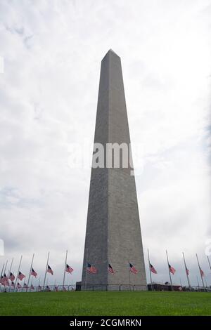 Washington, USA. September 2020. US-Nationalflaggen fliegen am Halbmast am Washington Monument zum Gedenken an den 19. Jahrestag der Anschläge von 9/11 in Washington, DC, USA, am 11. September 2020. Am Freitag gedachten die Menschen des 19. Jahrestages der Anschläge von 9/11, bei denen fast 3,000 Menschen getötet oder vermisst wurden und die größten Terroranschläge auf US-Boden in der Geschichte waren. Quelle: Liu Jie/Xinhua/Alamy Live News Stockfoto