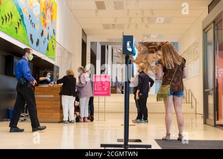 Seattle, Washington, USA. 11. August 2020 . Die ersten Besucher betreten das Seattle Art Museum, als es wieder eröffnet wird. Das Wahrzeichen-Museum ist seit März geschlossen, um die Ausbreitung des COVID-19-Virus zu begrenzen. Quelle: Paul Christian Gordon/Alamy Live News Stockfoto