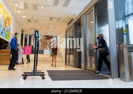 Seattle, Washington, USA. 11. August 2020 . Die ersten Besucher betreten das Seattle Art Museum, als es wieder eröffnet wird. Das Wahrzeichen-Museum ist seit März geschlossen, um die Ausbreitung des COVID-19-Virus zu begrenzen. Quelle: Paul Christian Gordon/Alamy Live News Stockfoto