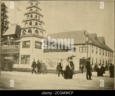 . Zickzackreisen in der Weißen Stadt. Mit Besuchen in der Nachbarmetropole. Tage sind hell, und nachts hängt der Mond klar über dem Wasser; Arbeiter, jung und alt, Inder, Chinesen, weiße Menschen, schwarze Menschen, jeder, der viel Geld für leichte Arbeit wünscht, versammeln sich hier. Alles ist schwul und glücklich. Die Nächte sind Festivals. Hier kommen die Indianer auf Cayuse Pferde und in Kanus. Ihre Boote füllen die Häfen. Und hier erneuern die sterbenden Rassen ihr primitives Leben. DER TEUFEL UND TOM WALKER EIN PAAR Meilen von Boston, in Massachusetts, gibt es eine tiefe Einlass windenmehrere Meilen in das Innere Stockfoto