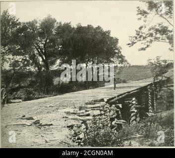 . Die fotografische Geschichte des Bürgerkriegs : Tausende von Szenen fotografiert 1861-65, mit Text von vielen Sonderbehörden . COPTRIGmT 9* PATRIOT PUB. CO. DER FORTSCHRITT, DER EIN RÜCKZUG wurde die Stone Bridge über Bull Run. Als die Bundesarmee still Bull Run zwischen sich und Leeon in der Nacht des 30. August 1862, Päpste Versuch, Richmond zu erfassen wurde in eine Konföderation ad-vance nach Washington gedreht. Lee, auf Entdeckung Päpste Position in Centerville am nächsten Tag, schickte Stone-Wall Jackson, um die Federal Right. Crossing Bull Run bei Sudley Ford, Jackson weiter entlang acountry r Stockfoto