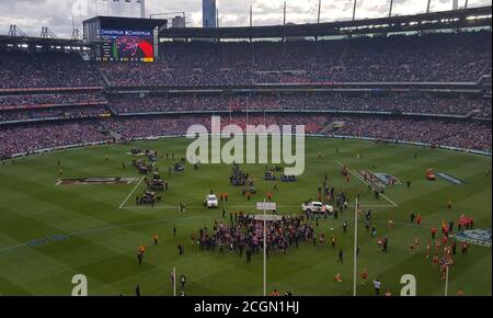 Die Western Bulldogs AFL-Fußballmannschaft spielt zusammen und feiert ihren berühmten AFL-Premiership-Sieg 2016 beim MCG in Melbourne, Australien Stockfoto