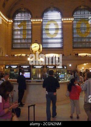 Informationsschalter und Uhr am Grand Central Terminal, New York City, USA Stockfoto