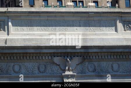 Die Inschrift des Washington Square Arch im Washington Square Park, New York City, USA Stockfoto