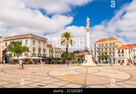 Setubal, Portugal - 28. August 2020: Blick auf den Bocage Platz in Setubal, Portugal, mit Schwerpunkt auf der Statue des Dichters Bocage.