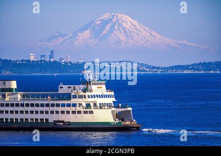 Washington State Ferry Boot auf Puget Sound mit Seattle Skyline und Mount Rainier im Hintergrund aus Kingston, Washington USA Stockfoto