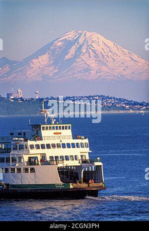 Washington State Ferry Boot auf Puget Sound mit Seattle Skyline und Mount Rainier im Hintergrund aus Kingston, Washington USA Stockfoto