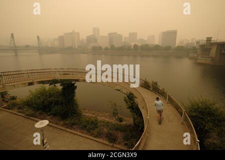 Portland, USA. September 2020. Eine Person fährt ihren Roller auf die Morrison Bridge von der Eastbank Esplanade als Wildfire Rauch verschlingt Portland, Oregon, am 11. September 2020. Mehr als eine Million Hektar haben im ganzen Staat verbrannt, als es mit historischen Waldbränden, die über 500,000 Menschen vertrieben haben, zu Graben geht. (Foto: Alex Milan Tracy/Sipa USA) Quelle: SIPA USA/Alamy Live News Stockfoto