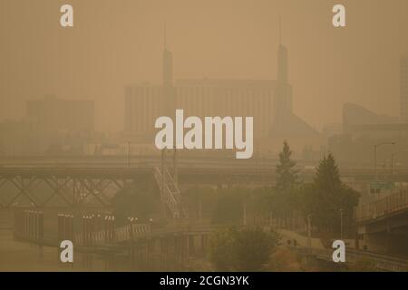 Portland, USA. September 2020. Am 11. September 2020 wird im Convention Center in Portland, Oregon, ein Rauchbrand verhüllt. Mehr als eine Million Hektar haben im ganzen Staat verbrannt, als es mit historischen Waldbränden, die über 500,000 Menschen vertrieben haben, zu Graben geht. (Foto: Alex Milan Tracy/Sipa USA) Quelle: SIPA USA/Alamy Live News Stockfoto
