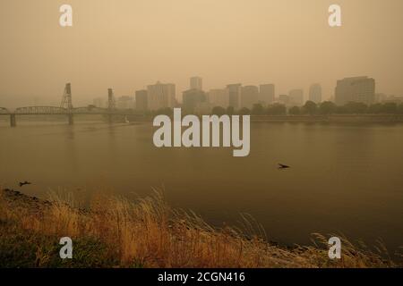 Portland, USA. September 2020. Wildfire Rauch verschlingt Portland, Oregon, am 11. September 2020, von der Eastbank Esplanade aus gesehen. Mehr als eine Million Hektar haben im ganzen Staat verbrannt, als es mit historischen Waldbränden, die über 500,000 Menschen vertrieben haben, zu Graben geht. (Foto: Alex Milan Tracy/Sipa USA) Quelle: SIPA USA/Alamy Live News Stockfoto