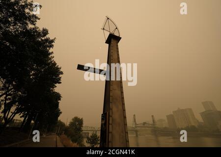 Portland, USA. September 2020. Wildfire Rauch verschlingt Portland, Oregon, am 11. September 2020, von der Eastbank Esplanade aus gesehen. Mehr als eine Million Hektar haben im ganzen Staat verbrannt, als es mit historischen Waldbränden, die über 500,000 Menschen vertrieben haben, zu Graben geht. (Foto: Alex Milan Tracy/Sipa USA) Quelle: SIPA USA/Alamy Live News Stockfoto