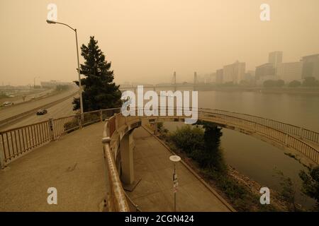 Portland, USA. September 2020. Wildfire Rauch verschlingt Portland, Oregon, am 11. September 2020. Mehr als eine Million Hektar haben im ganzen Staat verbrannt, als es mit historischen Waldbränden, die über 500,000 Menschen vertrieben haben, zu Graben geht. (Foto: Alex Milan Tracy/Sipa USA) Quelle: SIPA USA/Alamy Live News Stockfoto