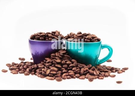 Tassen Kaffee gefüllt mit Getreide in einem Haufen Bohnen. Stockfoto