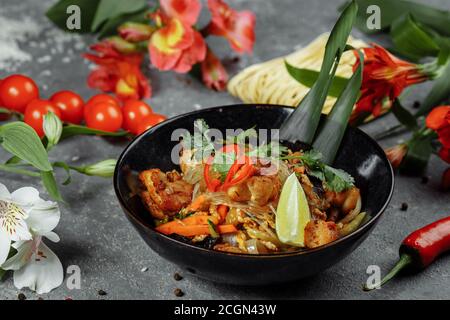 Japanische Küche: Glasnudeln mit Huhn und Gemüse Stockfoto