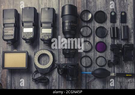 Flache Fotographie Ausrüstung in dunklem Hintergrund Holz Stockfoto