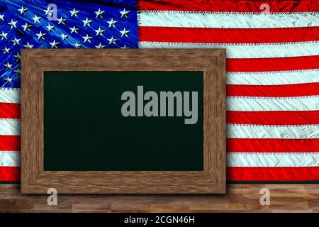 US-Flagge hing hinter Holzrahmen Kreidetafel für Kopie Raum. Konzept für Indendence Day, Memorial Day, Remembrance Day, Patriotismus-Botschaft. Stockfoto