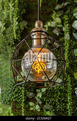 Lampe Gelb Lampe in grünem Hintergrund Vintage Stockfoto