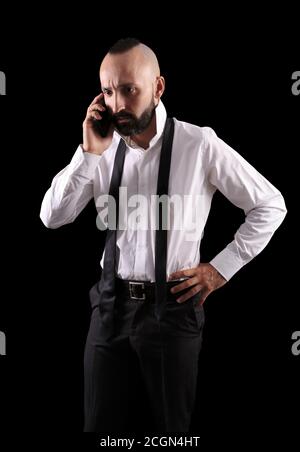 Besorgt hispanischen jungen Mann im Gespräch mit dem Telefon Stockfoto