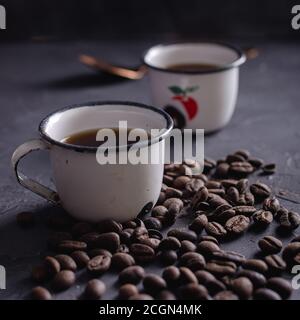 Tasse Kaffee und Kaffee Balken Vintage in dunklen Hintergrund Stockfoto